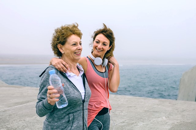 afbeelding van twee vrouwen die samen wandelen (een is coach)