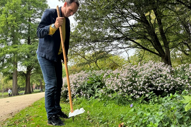 Plandelman ontmoet een verstokte uitvinder: plastic afval prikken met een wandelstok