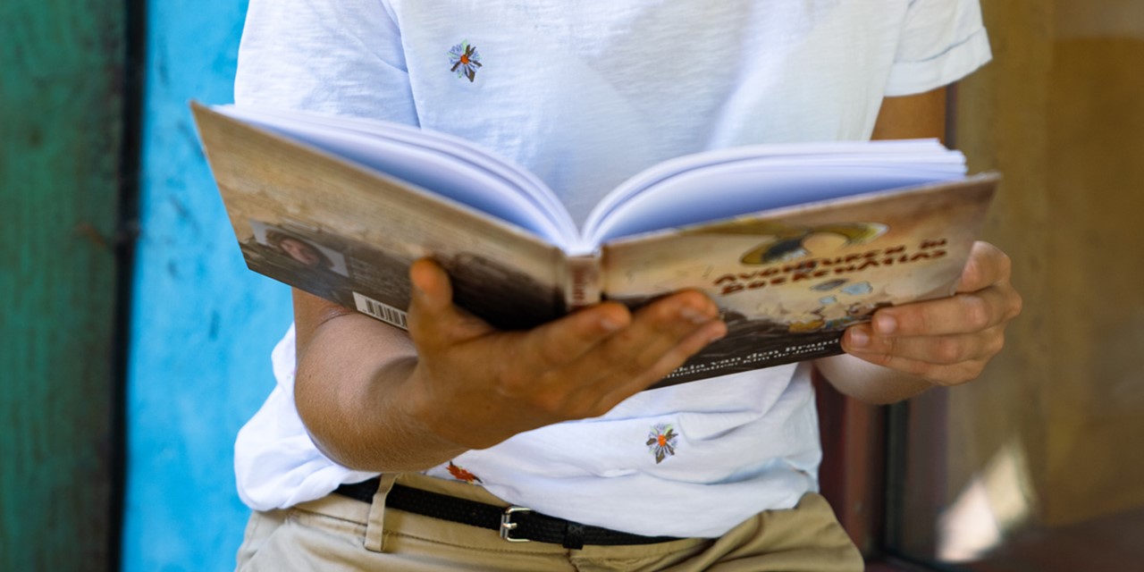 afbeelding van een opengeslagen boek.