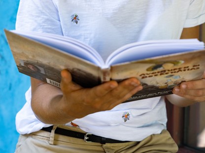 afbeelding van een opengeslagen boek.