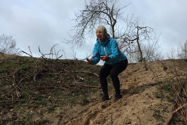 afbeelding van Mette die bergafwaarts door de knieën gaat.