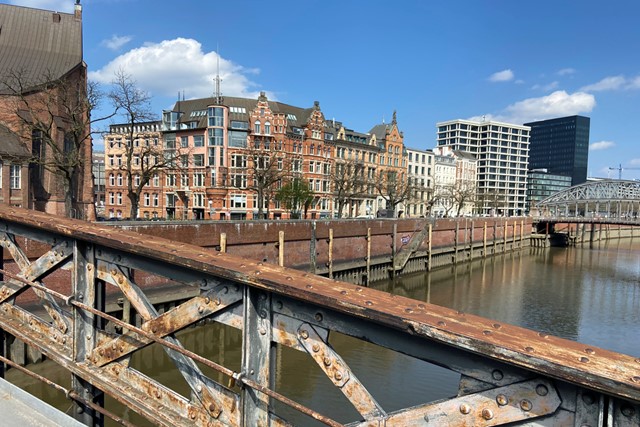 op een brug over het water in Hamburg.