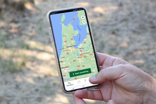 telefoon met daarop de Wandel.nl-app.