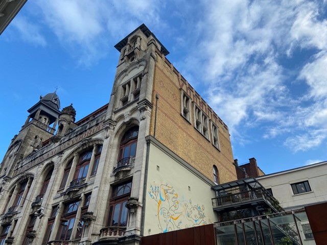 afbeelding van het gebouw de Vooruit in Gent, met street art op de muur.