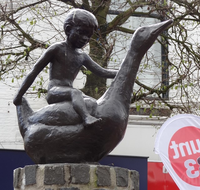 Het beeld 'Jongetje op gans',
