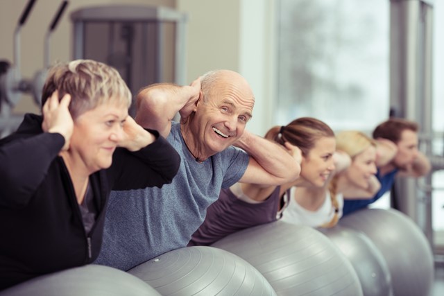 afbeelding van mensen die trainen in de sportschool.