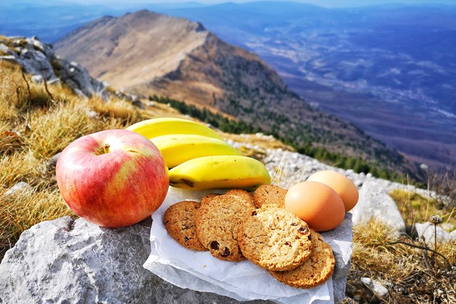 afbeelding van koekjes, eieren en fruit.
