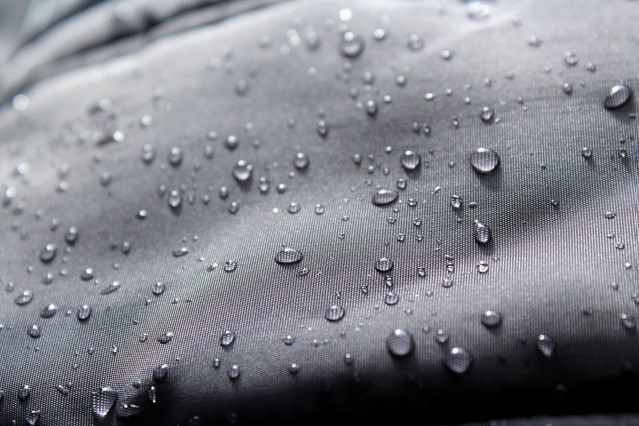 Waterdichte regenjas met waterdruppels erop