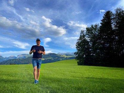 afbeelding van Tom Suter, wandelend in Zwitserland