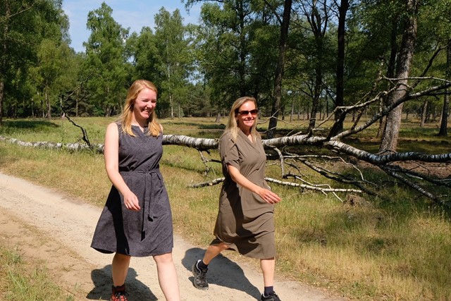Suze en Arjanne in de wandeljurkjes van Royal Robbins.