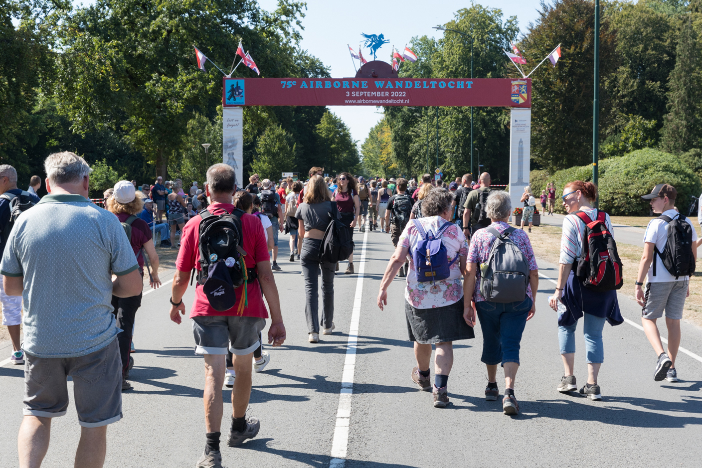 wandelaars tijdens de Airborne Wandeltocht.