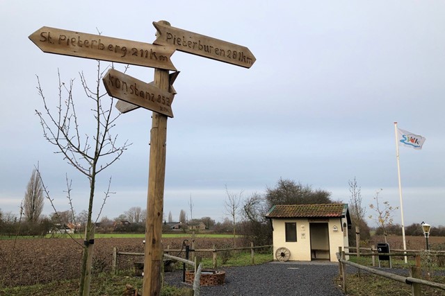 Bordjes en markeringen tijdens het wandelen; Pieterpad; Camino Santiago