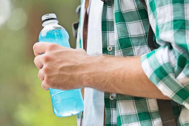 afbeelding van een sportdrank in de hand.