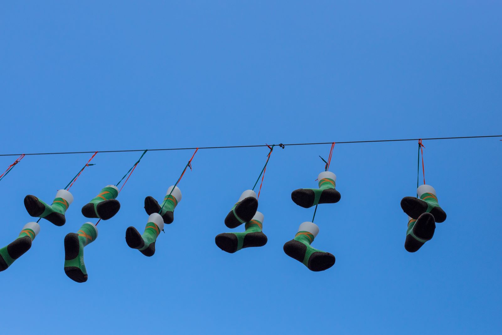 afbeelding van sokken die aan een waslijn hangen.