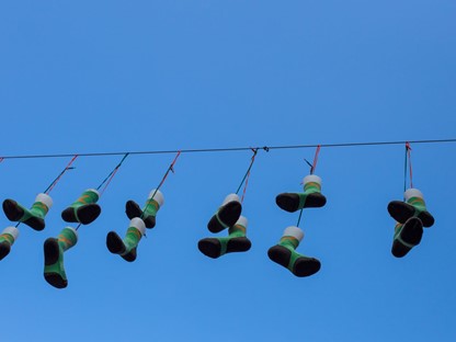 afbeelding van sokken die aan een waslijn hangen.