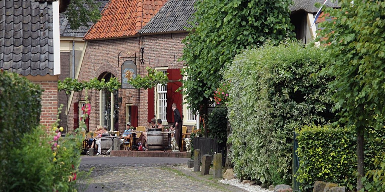 afbeelding van een oud pand met een terras in Bronckhorst.