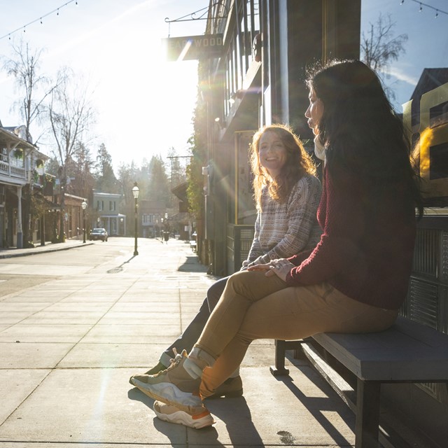 Twee vrouwen in kleding van Royal Robbins.