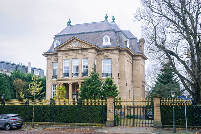monumentaal gebouw in Scheveningen.