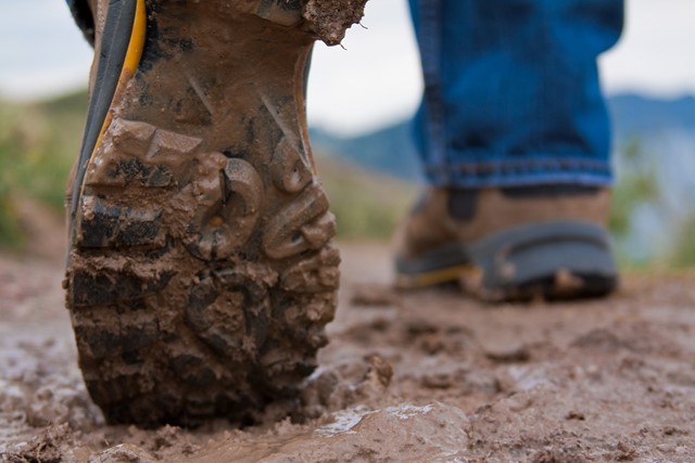 Zool van wandelschoen onder de modder