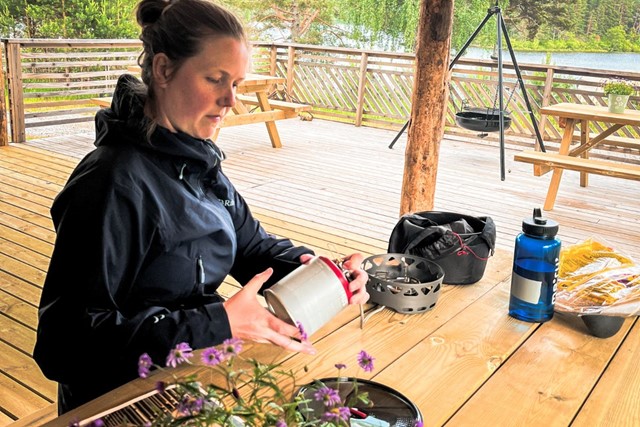 Smakelijk op pad met Primus: 2 gasbranders getest; Corine en de Primetech Stove Set 2.3 L