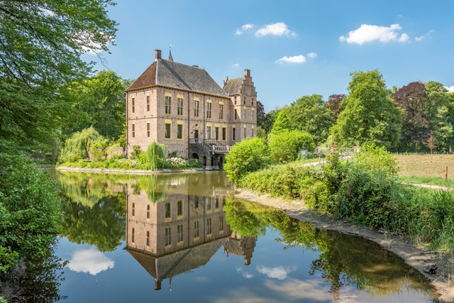 Kasteel Vorden in een groen landschap met water.