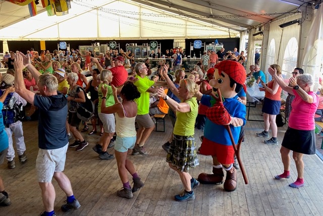 feestende mensen in een tent na een wandeltocht.