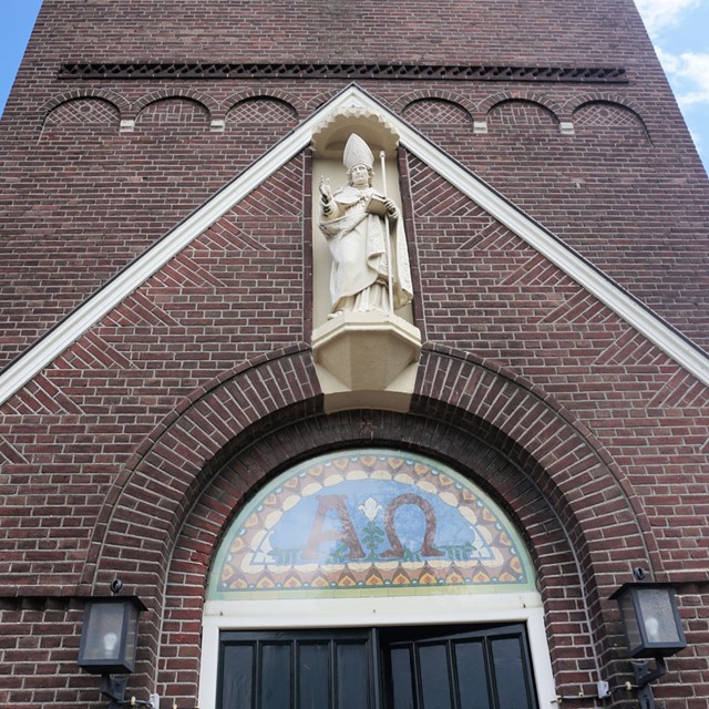 afbeelding van de gevel van de St. Willibrorduskerk.