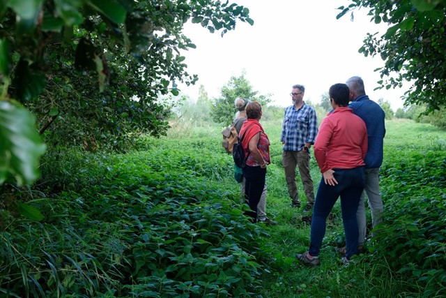 afbeelding van Eric Lindemans van Nikwax samen met wandelaars in natuurgebied De Lansing.