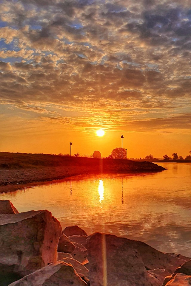zonsopkomst langs de rivier de IJssel.