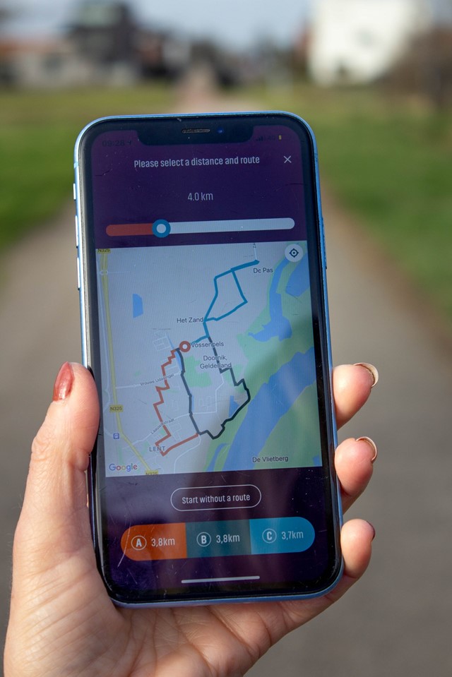 Smartphone met daarop de app eRoutes
