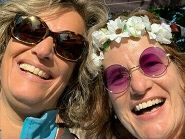 afbeelding van 4Daagsedeelnemer Anneke en een vriendin.