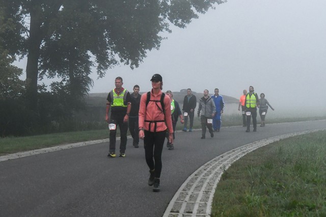 wandelaars in de mist tijdens de 80 van de Langstraat.