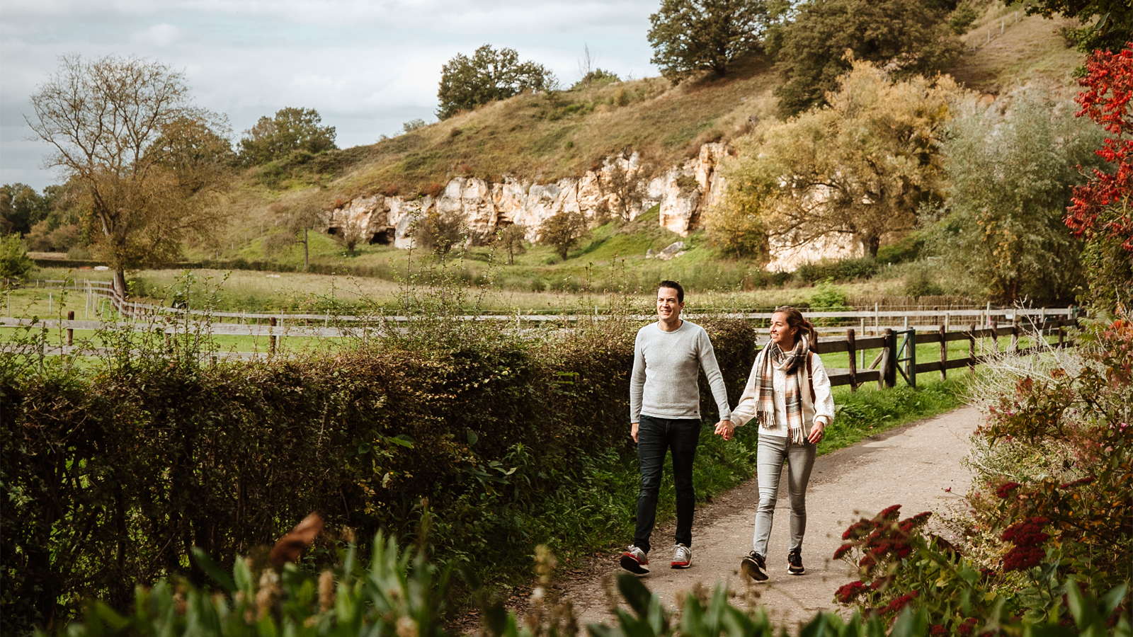 Wandelend stel over een krijtwandelpad