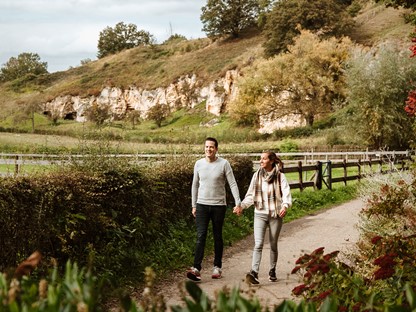 Wandelend stel over een krijtwandelpad