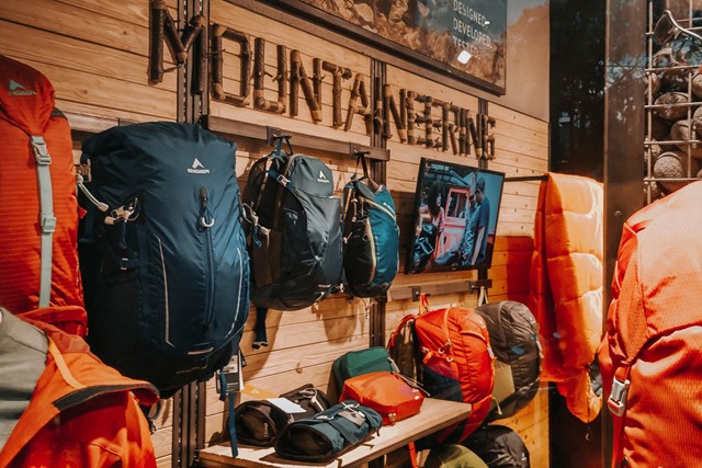 Dit is waarom je naar een wandelspecialist zou moeten gaan; assortiment rugzakken en accessoires.