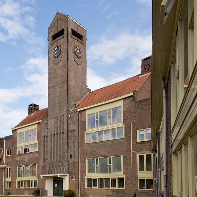 afbeelding van een historisch schoolpand in Hilversum.