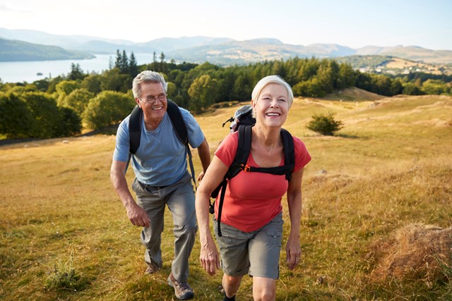 man en vrouw wandelen met plezier in de natuur.