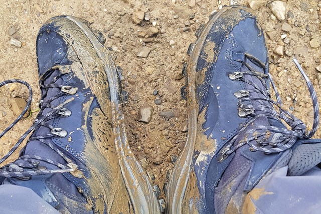 afbeelding van modderige Hanwag wandelschoenen.