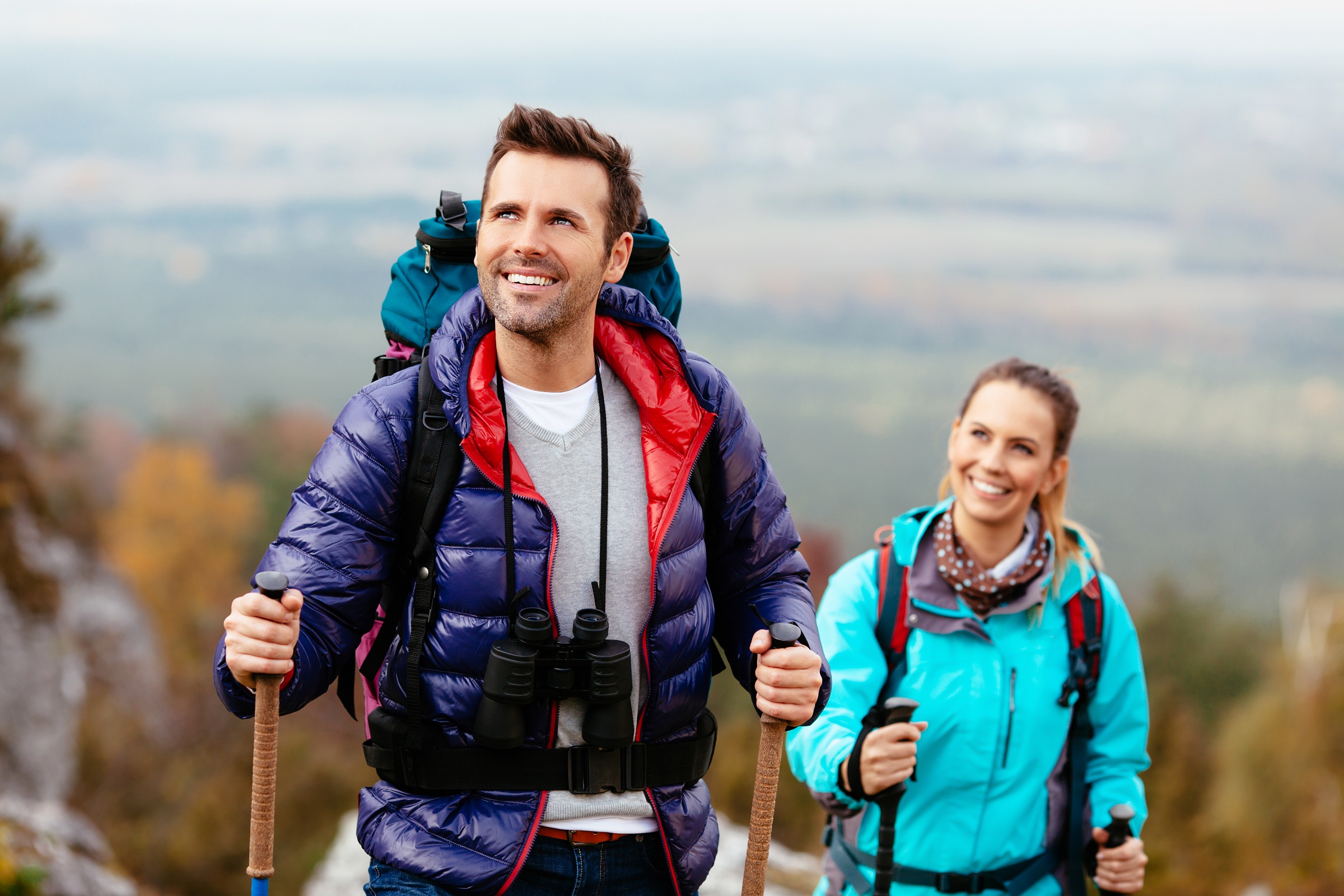Man en vrouw wandelen in de bergen