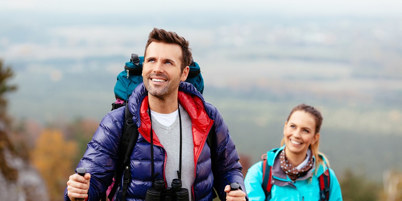 Man en vrouw wandelen in de bergen