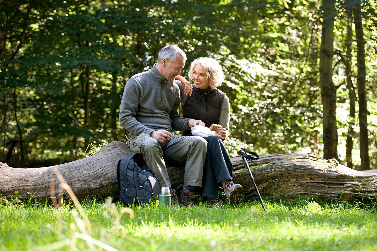 Wandel duo aan het pauzeren op een boomstronk