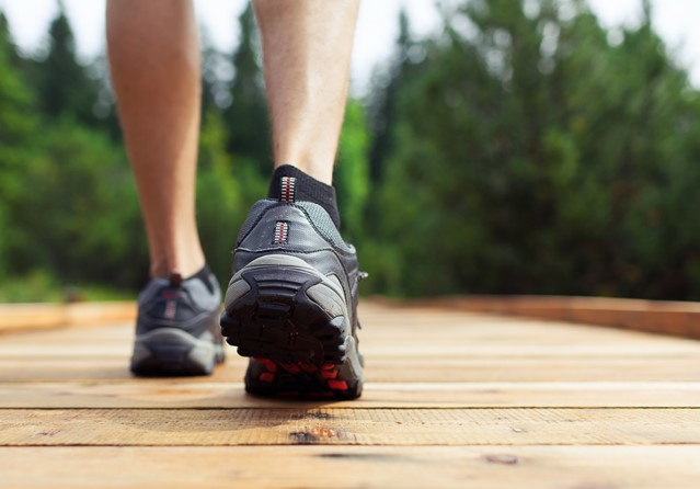 afbeelding van wandelschoenen en de zool in beeld.