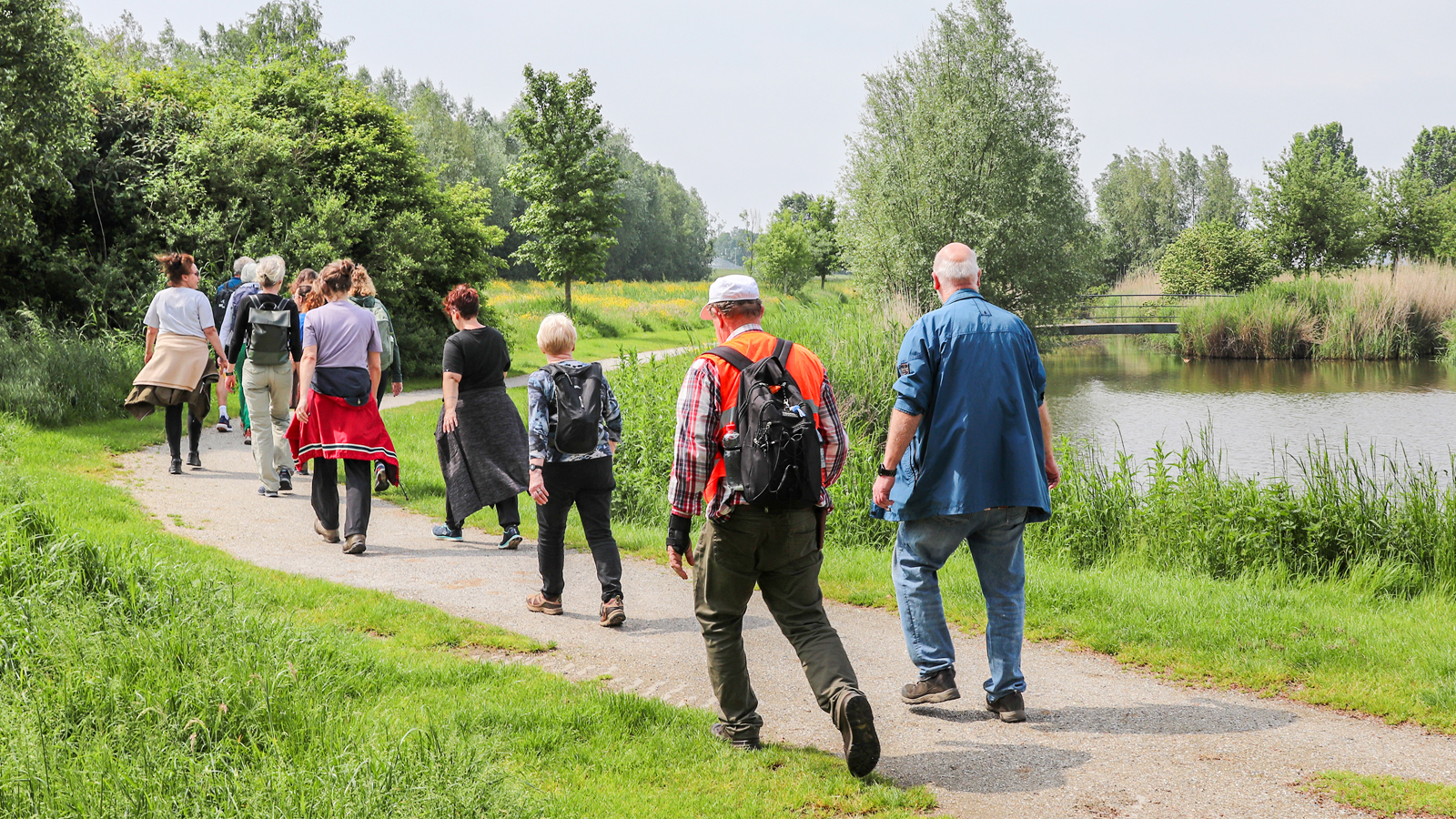 Groep mensen die wandelt langs het water