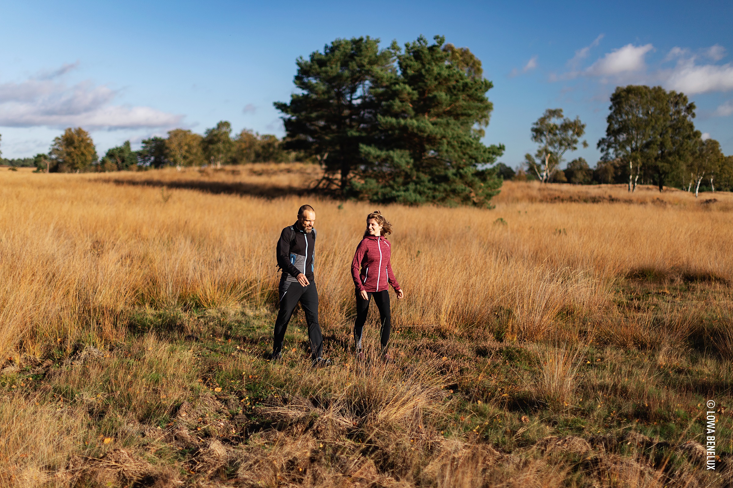 Man en vrouw wandelen in de natuur