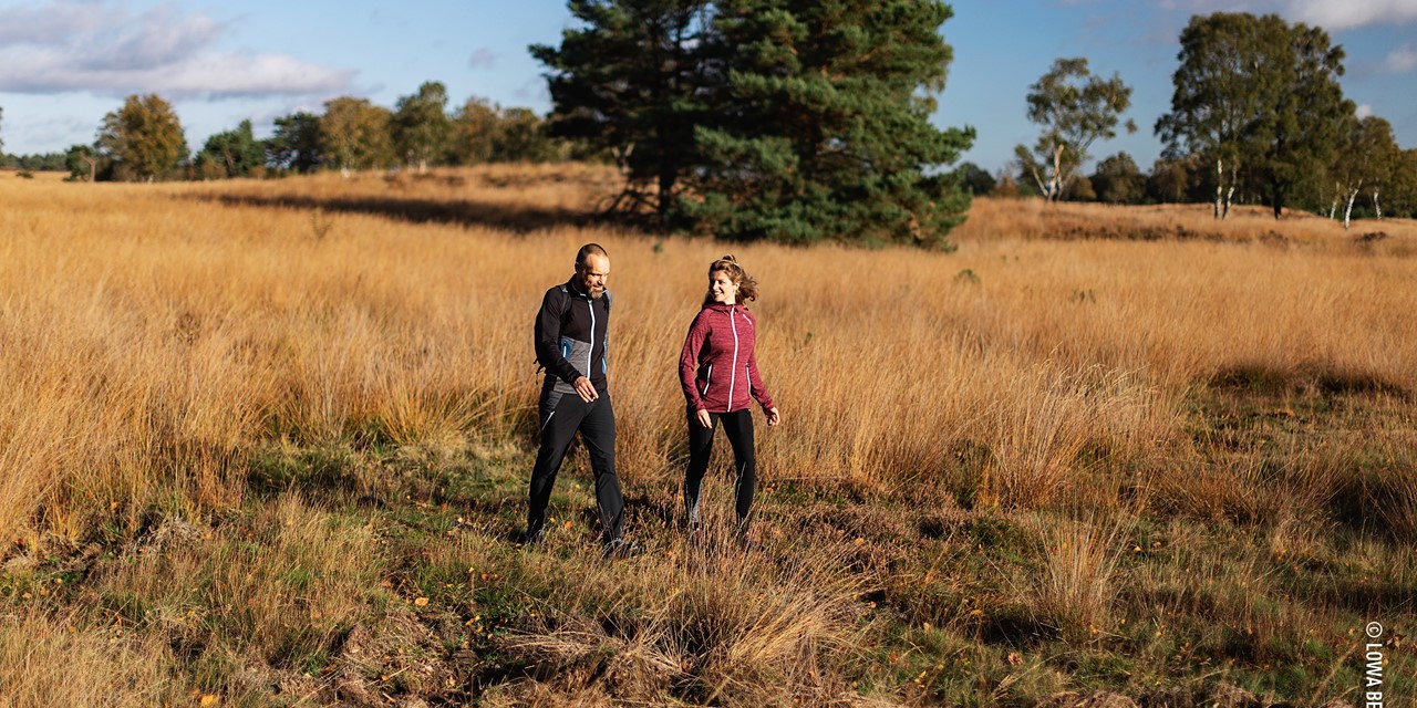 Man en vrouw wandelen in de natuur