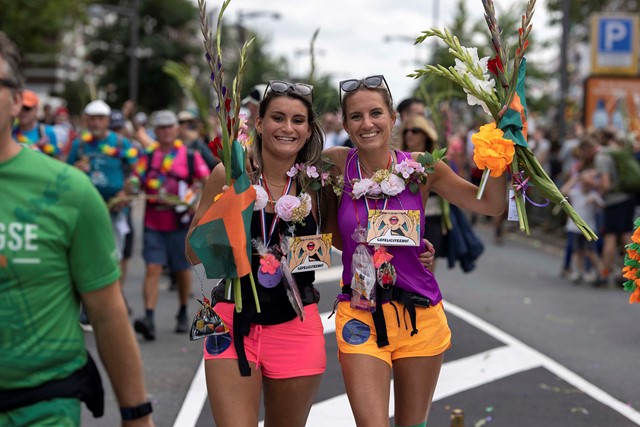 twee vrouwen tijdens de 4Daagse intocht met gladiolen op de Via Gladiola.