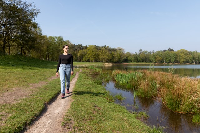 Vrouw wandelt in de natuur bij het Heerderstrand.