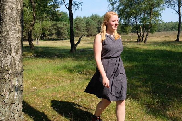 Suze wandelt in een wandeljurkje in de natuur.