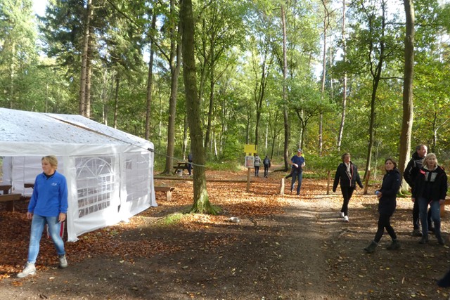 Wandelaars bij de rustpost tijdens de Herfstkleurentocht Kilder.
