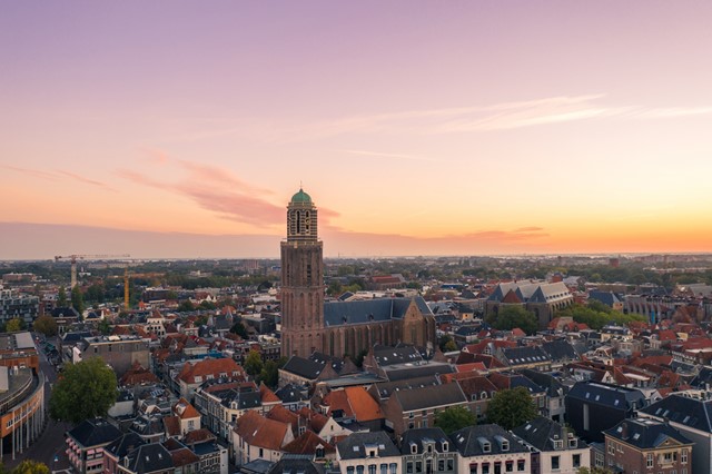 afbeelding van Zwolle vanuit de lucht, met zonsondergang.